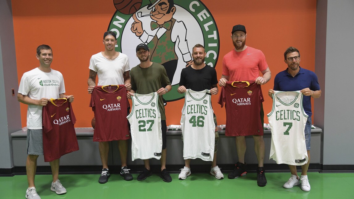 La Roma gioca a basket con i Celtics