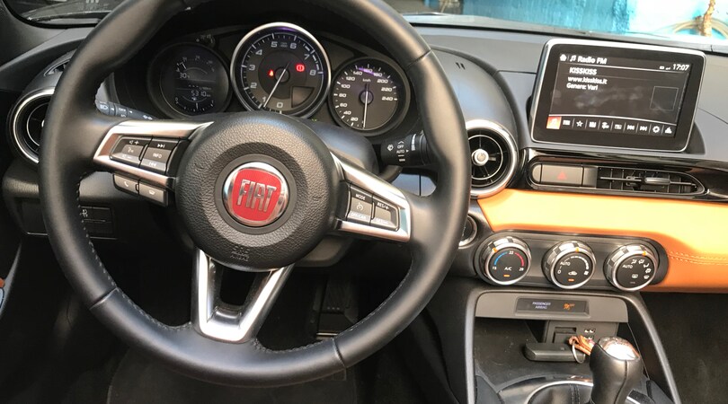 A confronto, 124 Spider vs Mustang 2.3 convertibile