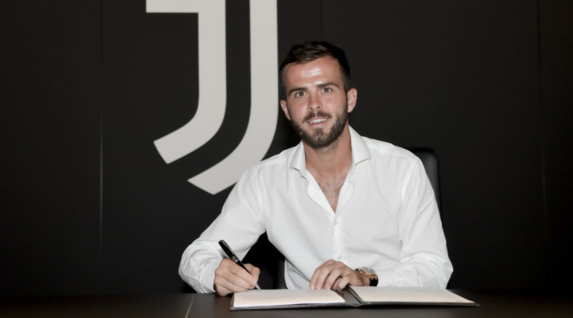 Pjanic-Juventus fino al 2023: il momento della firma