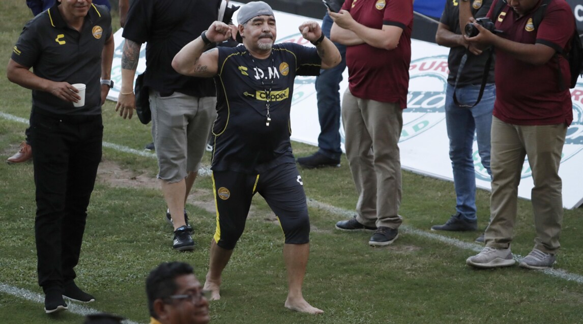 Maradona scalzo in campo: che show in Messico