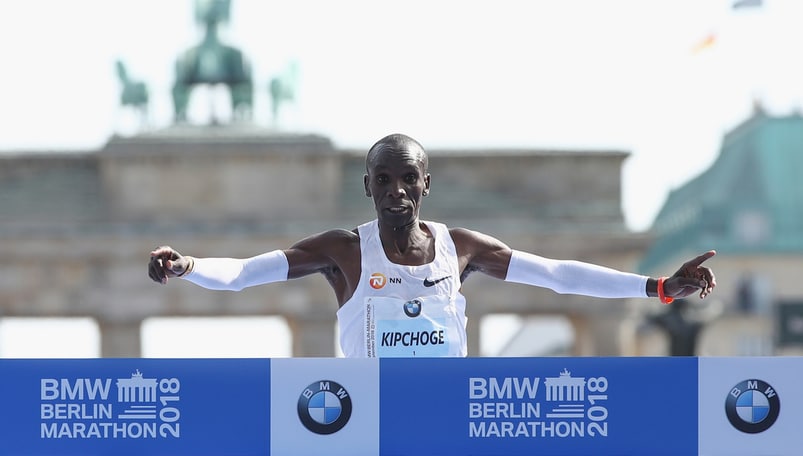 Maratona, il keniano Kipchoge fa il nuovo record mondiale a Berlino