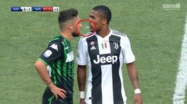 Juventus, Douglas Costa sputa in faccia a Di Francesco: il Var lo espelle
