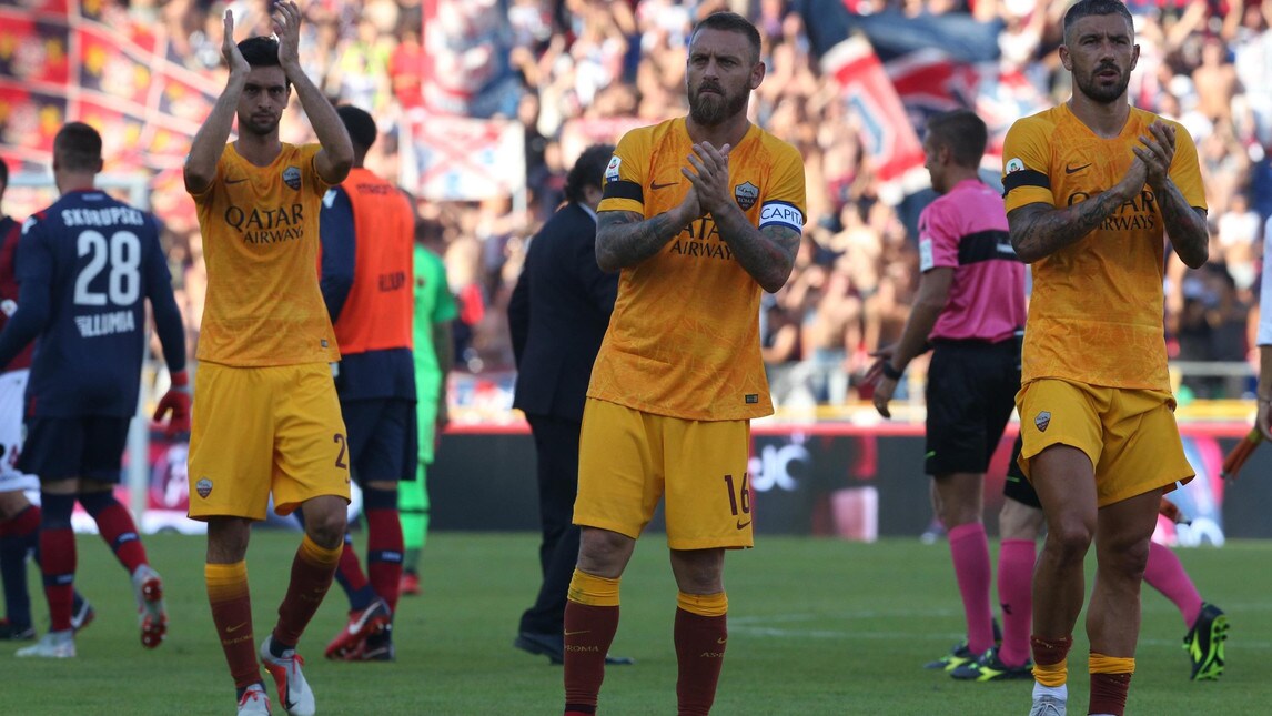 Roma, i tifosi contestano dopo il ko con il Bologna