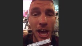 Dzeko scatenato all'Oktoberfest canta il coro del Manchester City