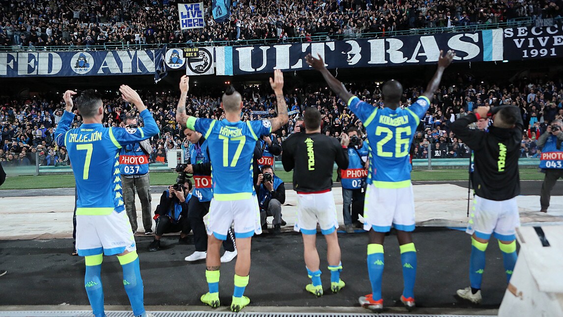 Napoli, festa sotto la curva dopo il pari con il Psg