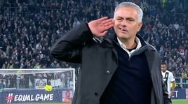 Juventus, Mourinho si vendica: mano all'orecchio allo Stadium