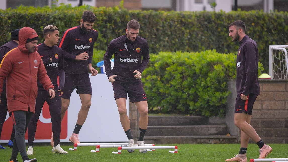 Roma, allenamento sotto la pioggia