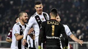 Ronaldo, spallata a Ichazo dopo il rigore: giallo