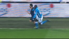 Napoli, Koulibaly fa fallo su Politano e poi applaude Mazzoleni