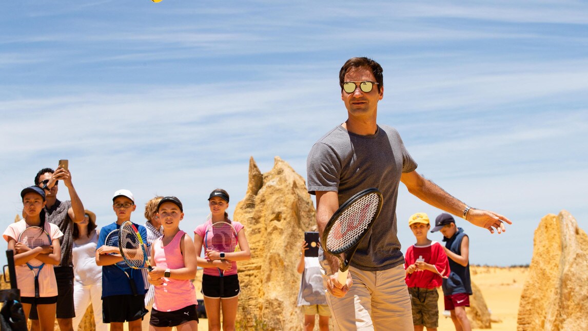 Federer gioca a tennis nel deserto 