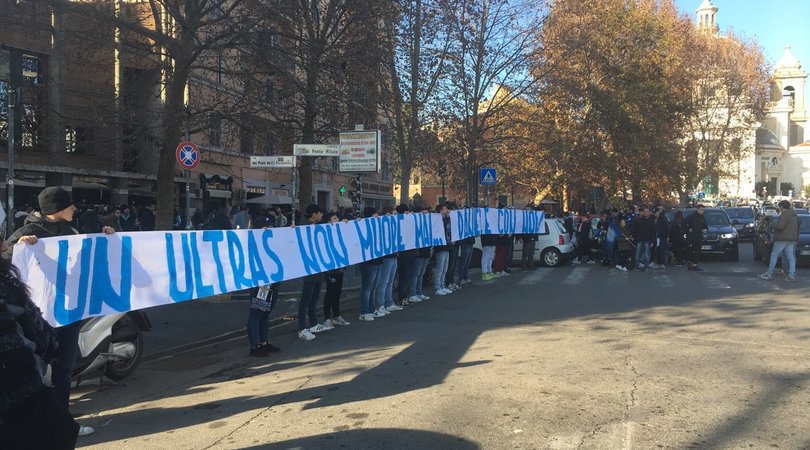 Lazio, striscione dei tifosi per Belardinelli: «Un ultras non muore mai»