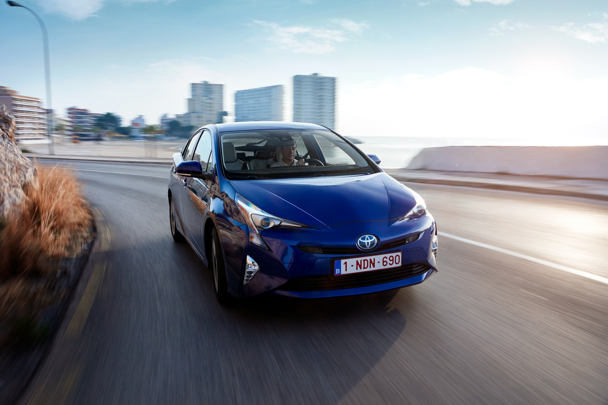 Toyota Prius, studio sulle emissioni promuove l'ibrido-elettrico