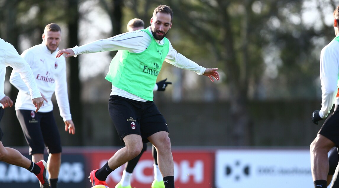 Milan, Higuain si allena con i compagni di squadra
