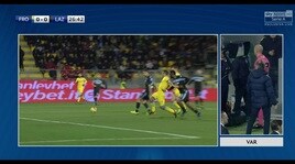 Lazio, la sequenza del rigore assegnato e poi tolto al Frosinone dall'arbitro Fabbri