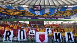Derby di Roma, spettacolo in curva tra sfottò e coreografie