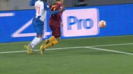 Sgambetto a Schick: la sequenza del rigore non dato alla Roma
