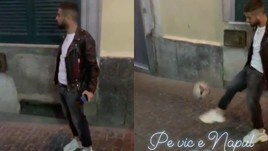 Insigne gioca con i bambini nei vicoli di Napoli