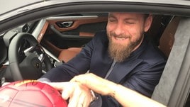 De Rossi commosso si ferma con i tifosi: selfie, autografi e battute