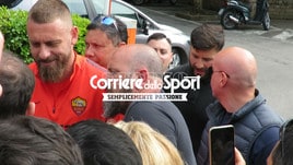 Roma, De Rossi incontra i tifosi prima del suo ultimo allenamento