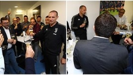 Allegri brinda con i giornalisti dopo la conferenza