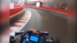 Derapate e velocità: l'allenamento di Sainz sui go-kart