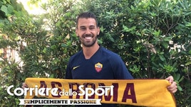 Spinazzola con sciarpa e maglia della Roma