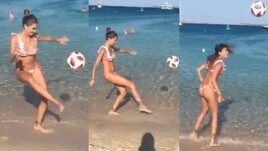 Melissa Satta, che palleggi in spiaggia!