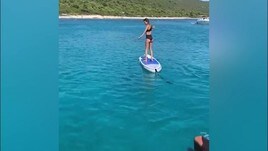 Alice Campello sulla tavola da Surf, ma Morata corre in aiuto