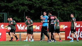 Il Napoli corre in ritiro fra i cori dei suoi tifosi