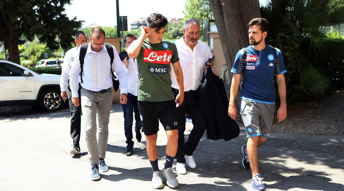 Napoli, Elmas è sbarcato a Roma per le visite mediche