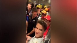 F1, l'ascensore si blocca. Ricciardo riprende tutto...