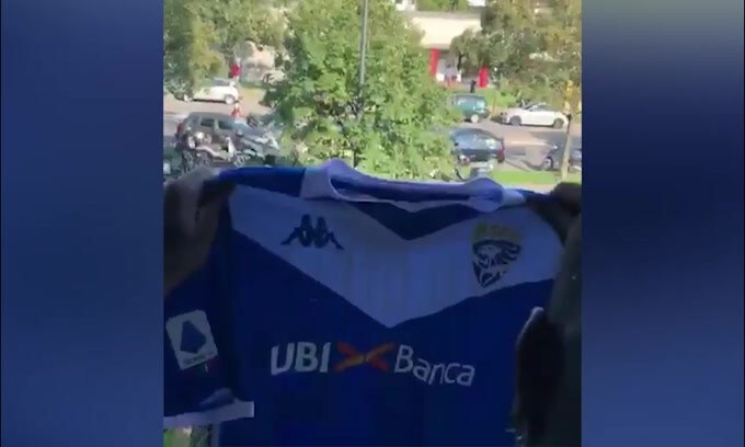 Balotelli lancia la maglia ai tifosi del Brescia!