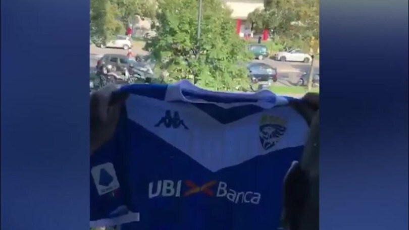 Balotelli lancia la maglia ai tifosi del Brescia!