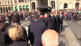 Il feretro di Giorgio Squinzi entra in Chiesa