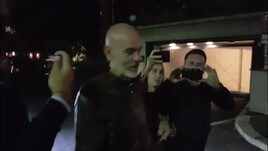 Stefano Pioli a Milano "scortato" dai giornalisti