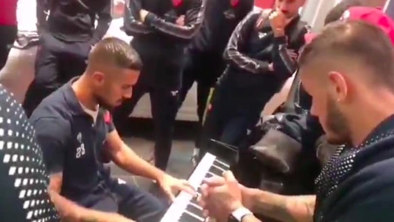 Perugia, Falzerano a sorpresa suona Einaudi al piano in aeroporto