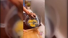 Diletta Leotta, serata tra amiche e pop corn