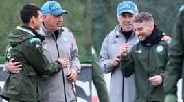 Napoli, abbracci e pacche sulle spalle: così Ancelotti carica i suoi