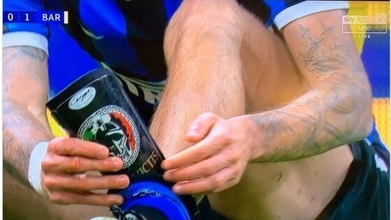 Inter, Biraghi nel mirino dei social per i simboli sui parastinchi