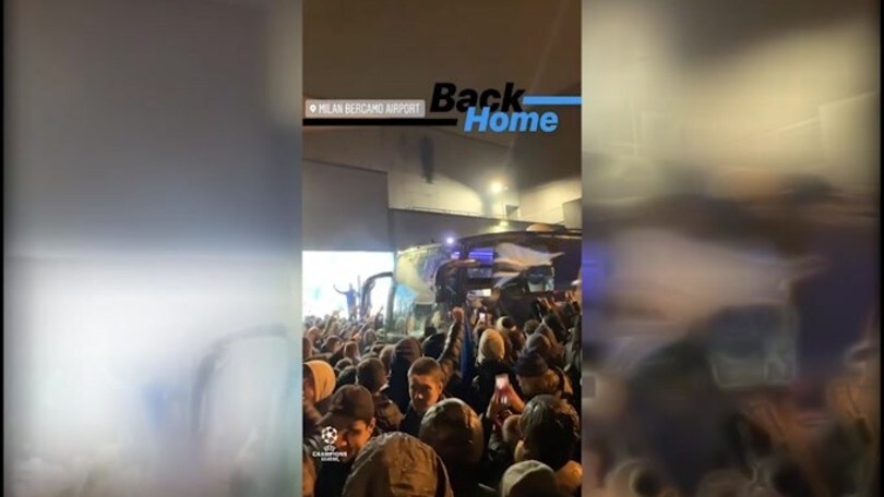 Atalanta, festa in aeroporto con i tifosi
