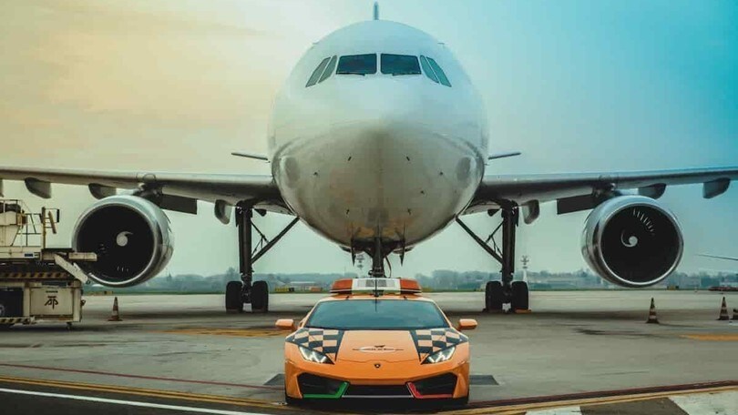 Lamborghini sesta volta da follow me car all'aeroporto di Bologna
