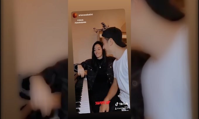 Dybala suona il pianoforte con Oriana