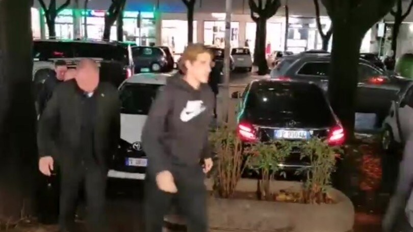 Zaniolo e Diletta Leotta in un centro Tim di Roma