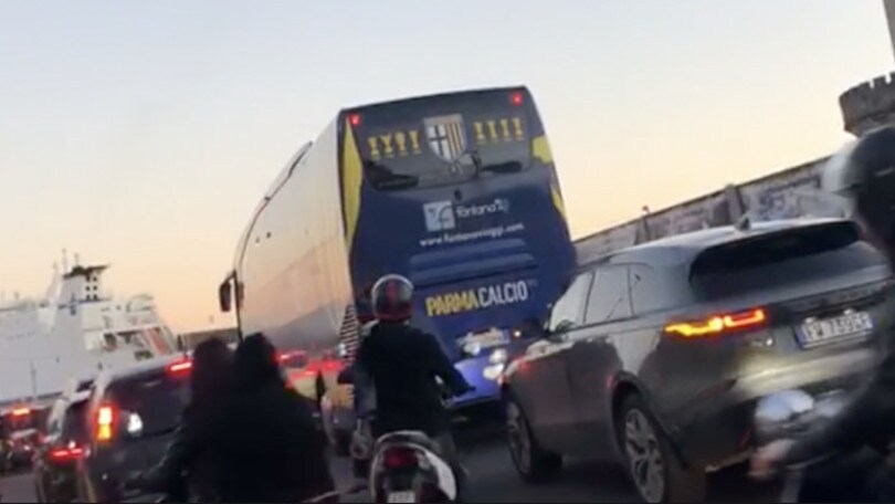Il bus del Parma bloccato nel traffico di Napoli