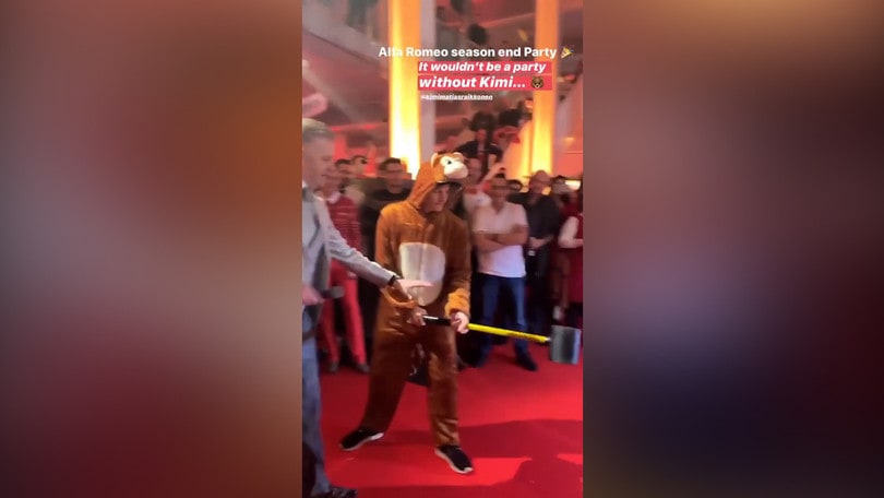 Raikkonen si presenta così alla festa dell'Alfa