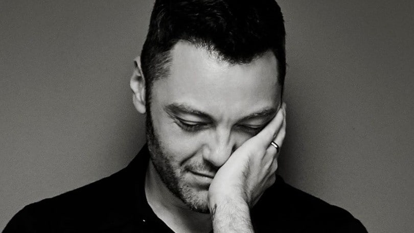 Tiziano Ferro si commuove da Mara Venier: "Così ho conosciuto mio marito"