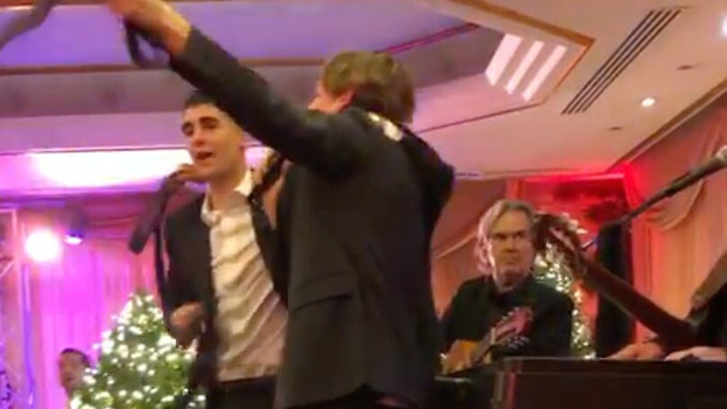 Mancini e Zaniolo scatenati al karaoke: cantano "Bella ciao" alla cena di Natale