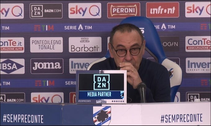 Sarri parla, ma il microfono non funziona.