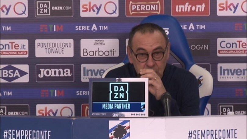 Sarri parla, ma il microfono non funziona.