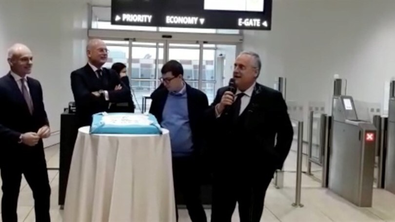 Lazio in partenza per Riad, Lotito fa un discorso in aeroporto